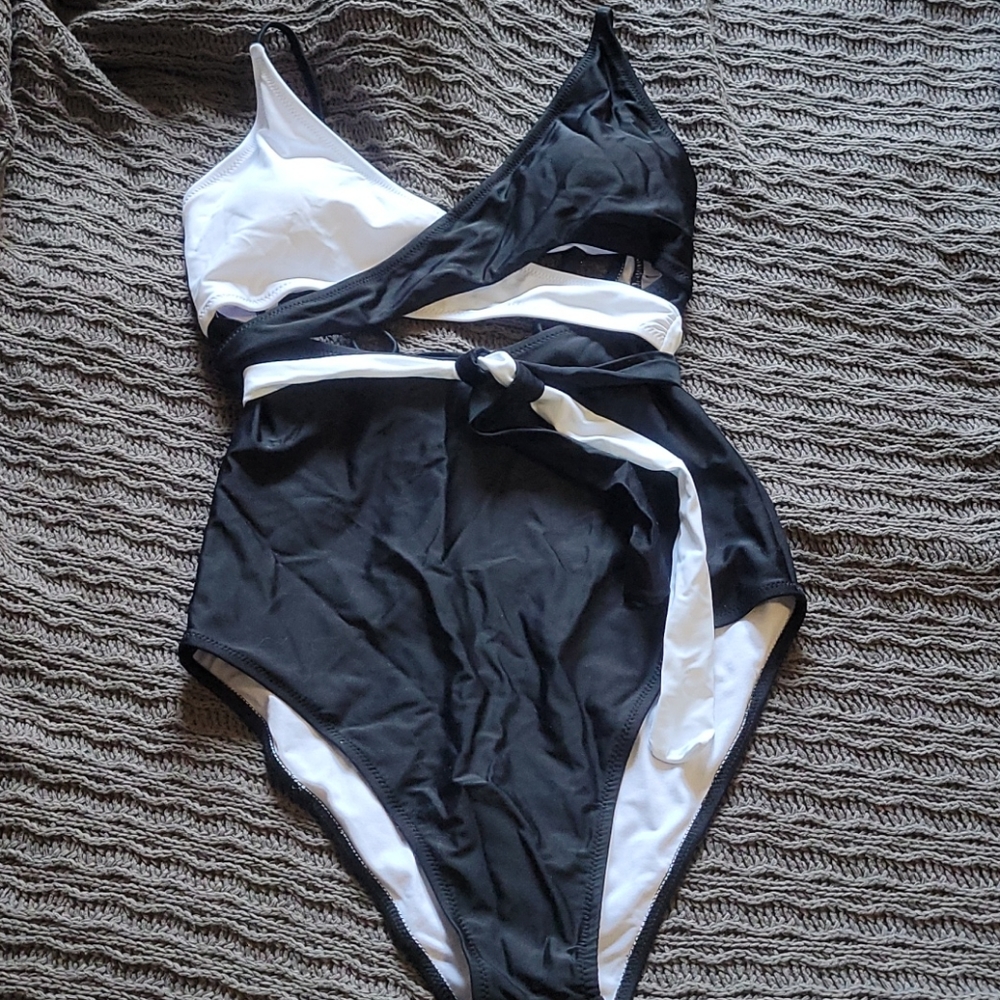 ❌ SOLD ❌ Cupshe Black and White Wrap Swimsuit